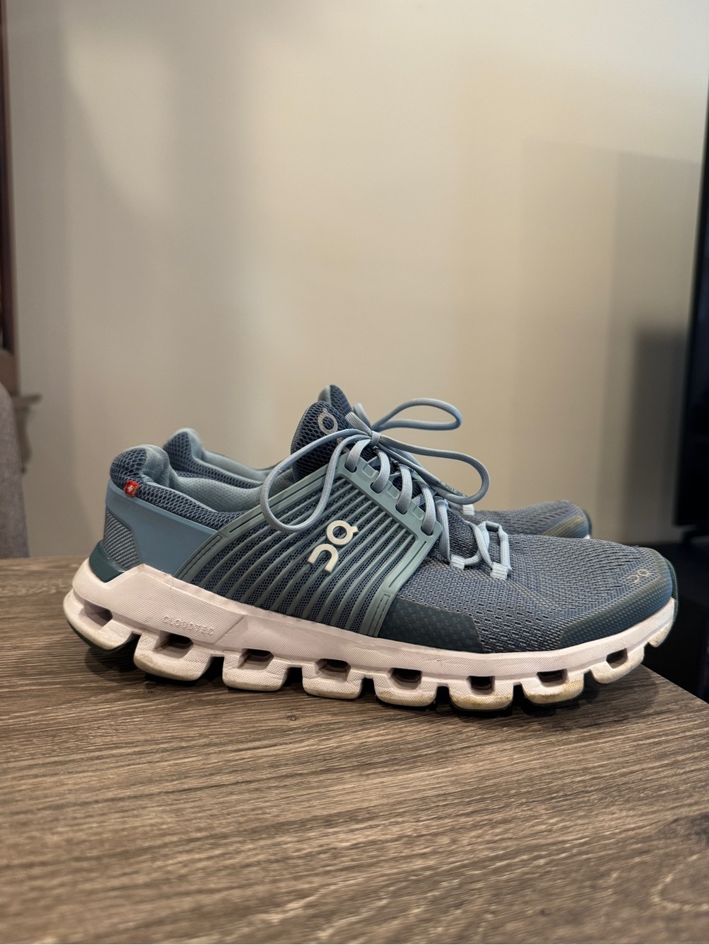 On Cloud Women's Sneakers in Light Blue and Navy Size 8.5